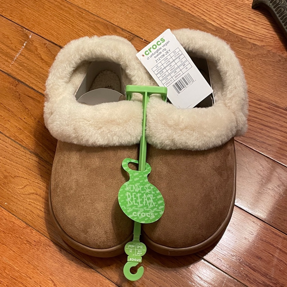 BRAND NEW CROCS unfurgettable vegan suede clog